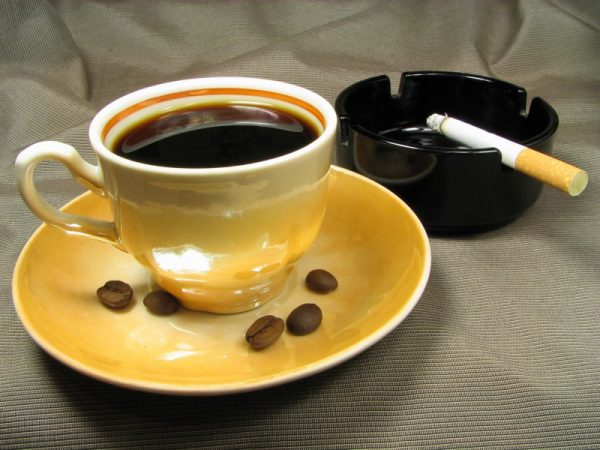 Чашка кофе и сигарета