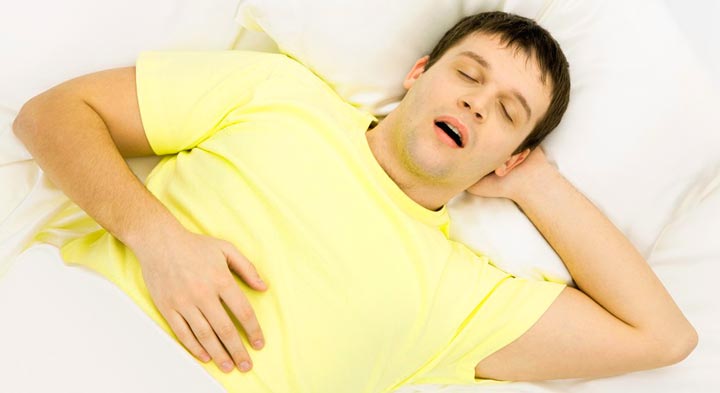 Храп во время сна - одна из признаков искривленной носовой перегородки