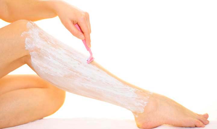 Процесс бритья ног