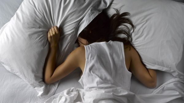 Девушка спит лицом в подушку