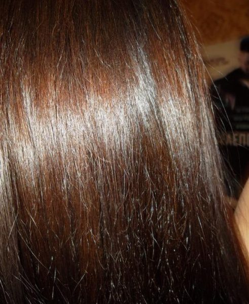Волосы девушки, которая использует масло розмарина для волос