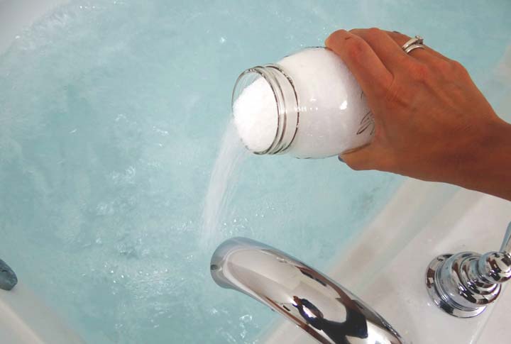 Прием ванной с морской солью для предотвращения растяжек