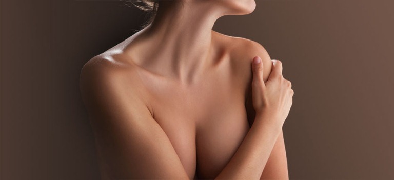 Женщина прикрывает грудь