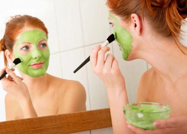 Маска с зелёной глиной на лице девушки