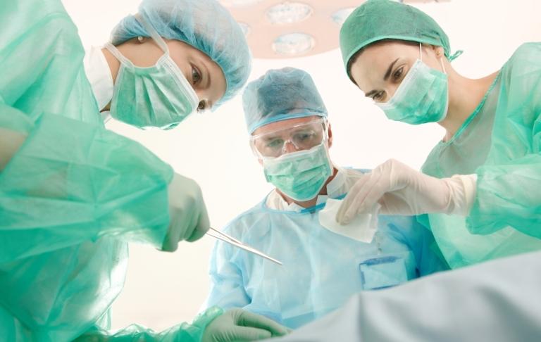 Хирурги проводят круговую подтяжку лица