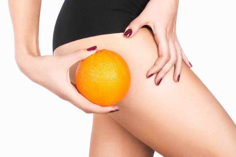 Апельсин возле ног 