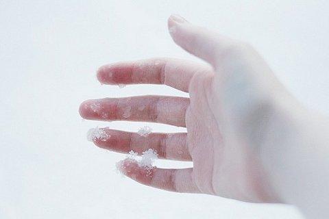 рука зимой